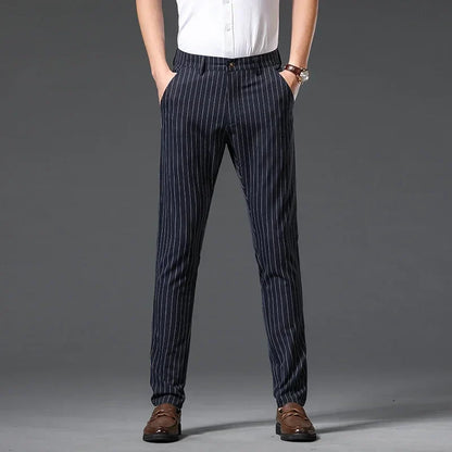 Herren-Nadelstreifenhose mit Slim-Fit und mittelhohem Bund