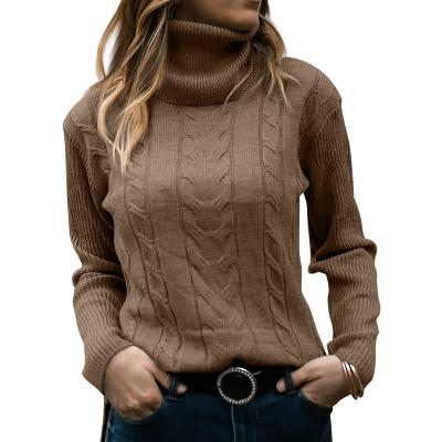 Frau in braunem Rollkragenpullover mit Zopfmuster, lässig in Jeans. Modetrend Herbst, Damenmode, Strickpullover, stilvoll und gemütlich.