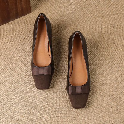 Women's low block heel shoes with bow