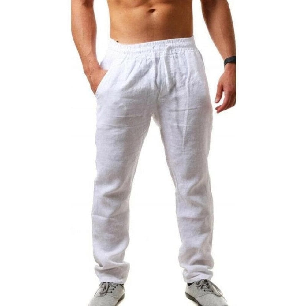 Mann trägt weiße Leinenhose, elastischer Bund, lässiger Stil, ideal für Sommermode, Herrenbekleidung, bequem und atmungsaktiv.