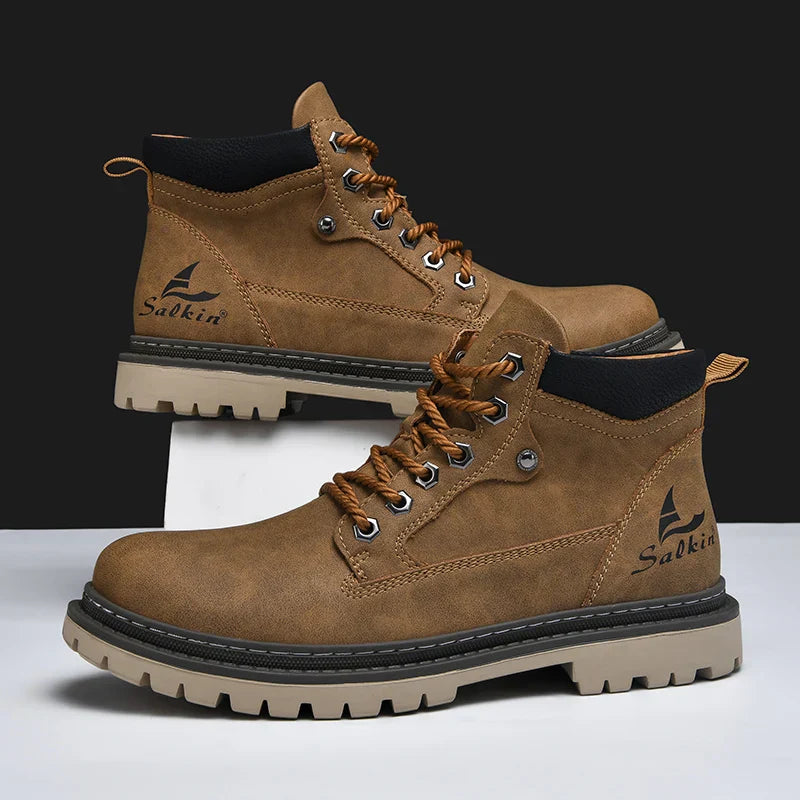 Braune Herren-Wanderschuhe mit robustem Profil, Schnürsenkeln und schwarzem Knöchelschutz. Ideal für Outdoor-Aktivitäten und Trekking.
