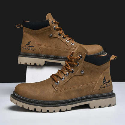 Braune Herren-Wanderschuhe mit robustem Profil, Schnürsenkeln und schwarzem Knöchelschutz. Ideal für Outdoor-Aktivitäten und Trekking.