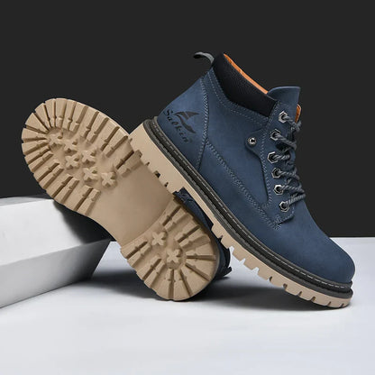 Blaue Herren-Wanderschuhe mit robusten, rutschfesten Sohlen auf grauem Hintergrund. Outdoor-Schuhe, ideal für Trekking und Abenteuer.