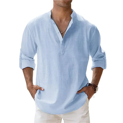 Herrenhemd aus Leinen in Hellblau, lässiger Stil, mit Stehkragen und hochgekrempelten Ärmeln. Ideal für Sommermode und Freizeitkleidung.