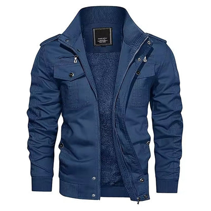 Blaue Herrenjacke mit Reißverschluss, Stehkragen und mehreren Taschen. Modische Übergangsjacke, ideal für Herbst und Frühling.