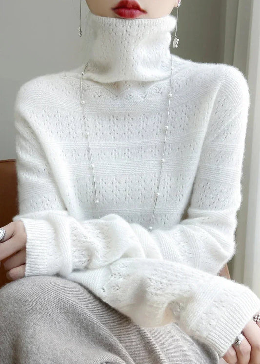 Weiße Strickpullover mit Rollkragen, elegantes Design, lange Ärmel, feine Muster, Damenmode, Winterkleidung, stilvoll und gemütlich.