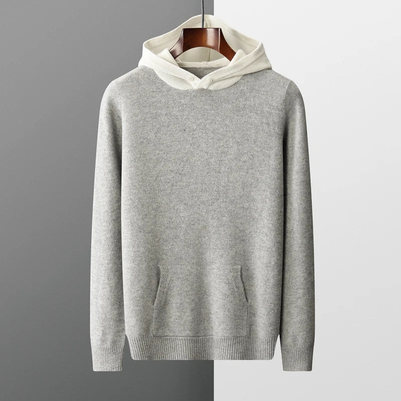 Grauer Kapuzenpullover aus Baumwolle auf Holzkleiderbügel, minimalistisch, modisch, bequem, ideal für Herbst und Winter, Herrenmode.