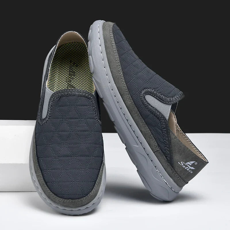 Herren Slipper mit Stepp-Obermaterial, Elastikeinsätzen und flexibler Sohle