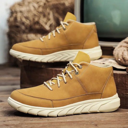 Herren-Wanderschuhe in Beige, knöchelhoch, mit robusten Schnürsenkeln und rutschfester Sohle, ideal für Outdoor-Aktivitäten und Trekking.