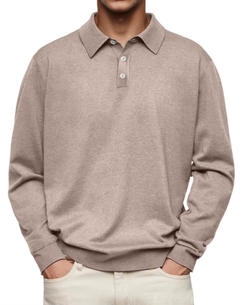 Mann trägt beiges Langarm-Poloshirt aus Baumwolle, klassischer Kragen, Knopfleiste, lässiger Stil. Ideal für Herrenmode, Freizeitkleidung.