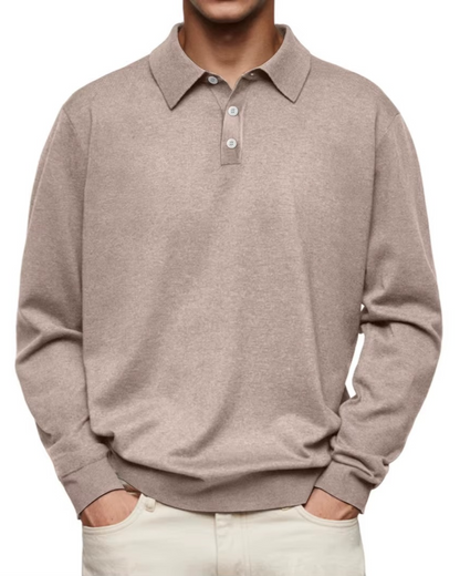 Mann trägt beiges Langarm-Poloshirt aus Baumwolle, klassischer Kragen, Knopfleiste, lässiger Stil. Ideal für Herrenmode, Freizeitkleidung.