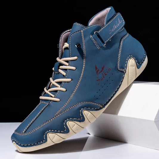 Blauer Herren-Sneaker mit beigem Schnürsenkel und Klettverschluss, sportliches Design, rutschfeste Sohle, ideal für Freizeit und Outdoor-Aktivitäten.