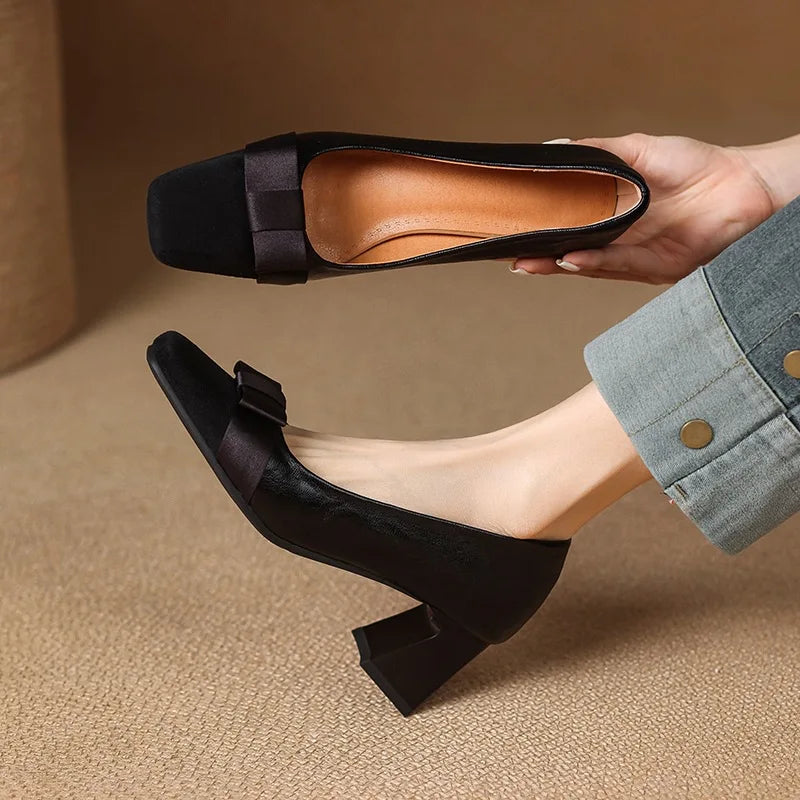 Women's low block heel shoes with bow