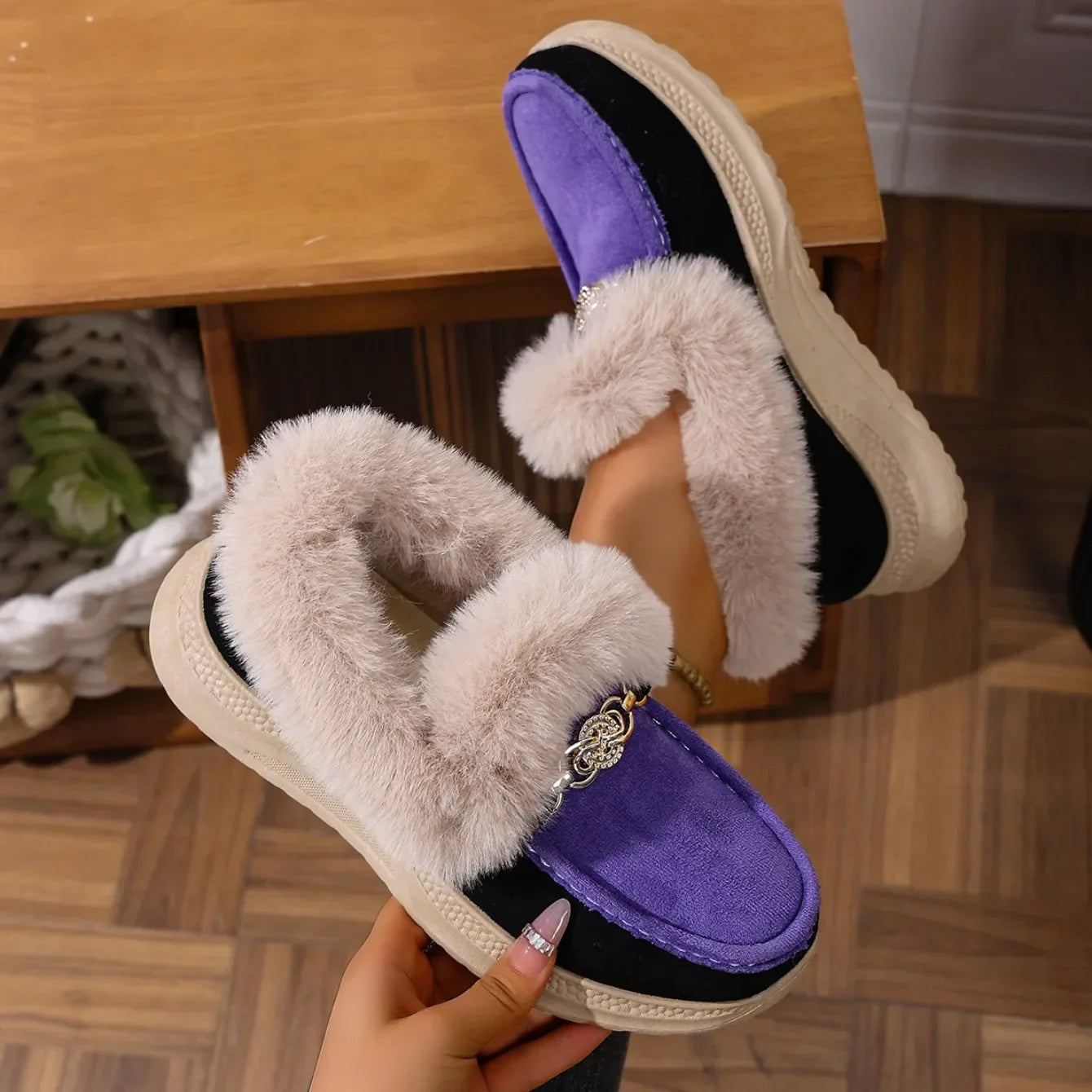 Damen Loafer Veganes Wildleder Orthopädische Plateausohle Kunstfellkragen mit Kettendetail