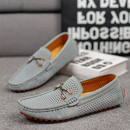 Herren Slipper aus Kunstleder Look – Perforiert, Slip-On mit Gepolsterter Innensohle