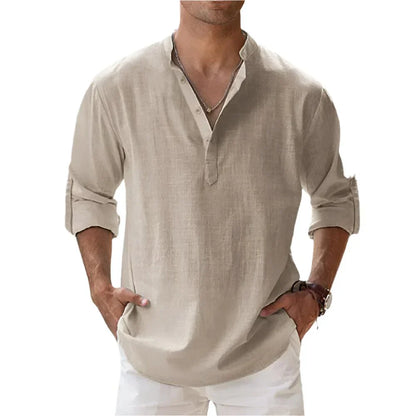 Beiger Herren-Leinenhemd mit Stehkragen, langen Ärmeln und Knopfleiste. Perfekt für Sommermode und lässige Outfits.