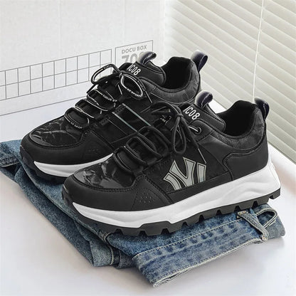 Men's sneakers with padded insole and durable outsole
