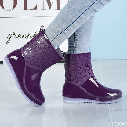 Kurze Damenstiefel mit geschlossenem Design für regnerische Tage