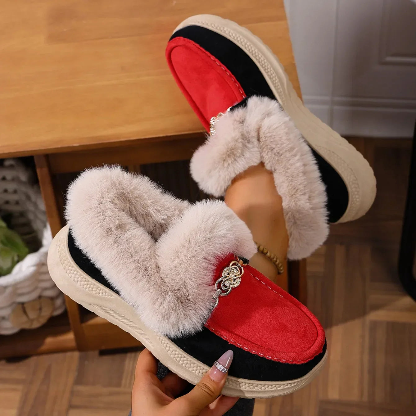 Damen Loafer Veganes Wildleder Orthopädische Plateausohle Kunstfellkragen mit Kettendetail