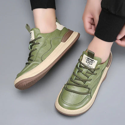 Grüne Ledersneaker mit brauner Sohle, moderne Freizeitschuhe für Herren, stilvolles Design, bequeme Passform, ideal für Alltag und Sport.