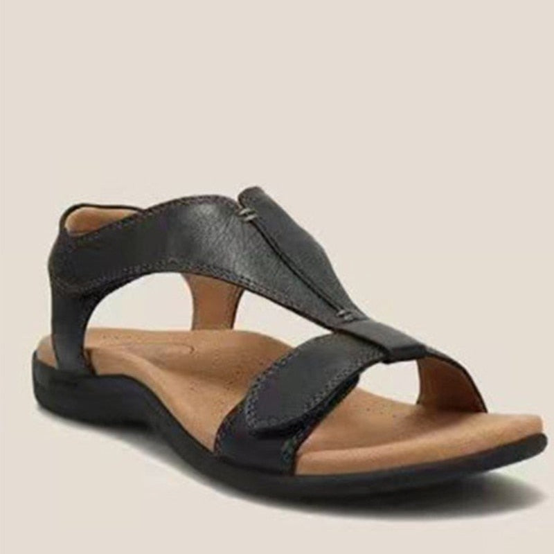 Schwarze Damen-Sandale mit ergonomischem Fußbett, offenem Zehenbereich und verstellbarem Riemen. Bequeme Sommerschuhe für Damen.