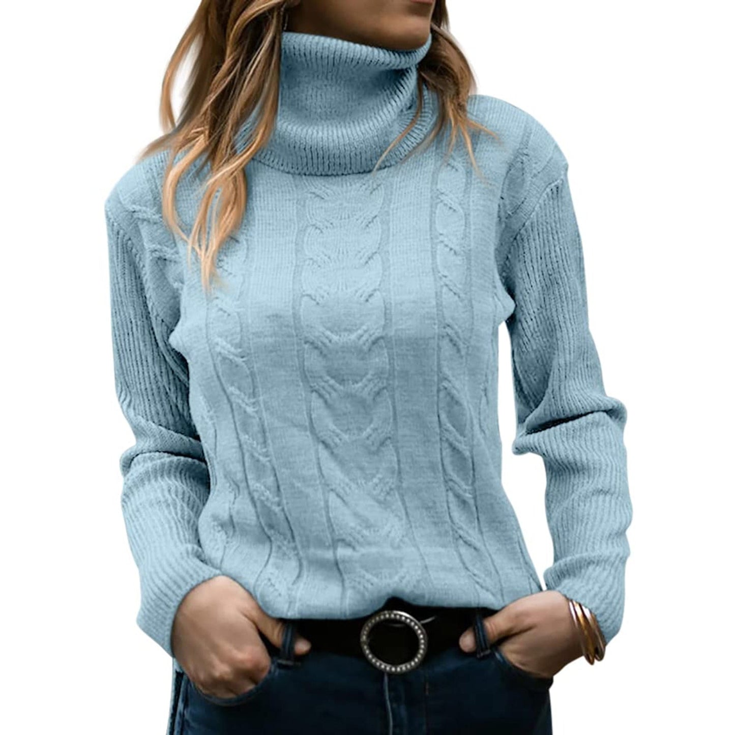 Frau trägt blauen Rollkragenpullover mit Zopfmuster, lässig in Jeans gesteckt. Modischer Winterlook, Damenmode, Strickpullover, gemütlich.