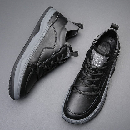 Schwarze Herren-Sneaker aus Leder mit grauer Sohle, modernem Design und Schnürung, ideal für Freizeit und Sport. Trendige Herrenschuhe.