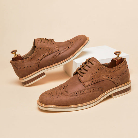 Braune Herren-Brogues aus Leder mit Lochmuster, flachem Absatz und Schnürung, auf beigem Hintergrund. Elegante Herrenschuhe für Business und Freizeit.