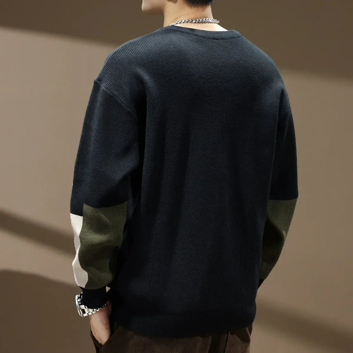 Men's sweater with 12-stitch details and round neckline