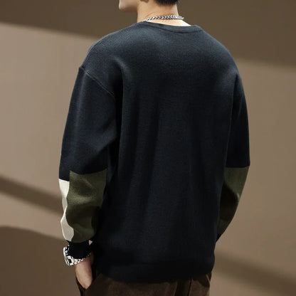 Men's sweater with 12-stitch details and round neckline