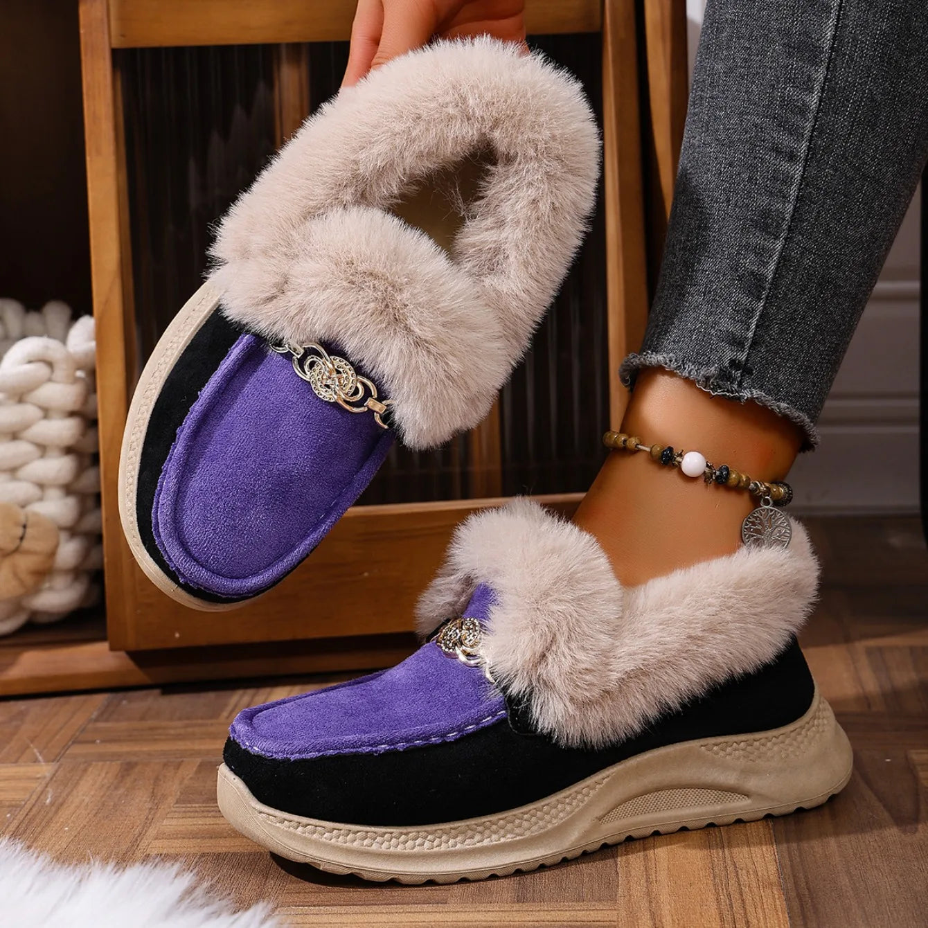 Damen Loafer Veganes Wildleder Orthopädische Plateausohle Kunstfellkragen mit Kettendetail