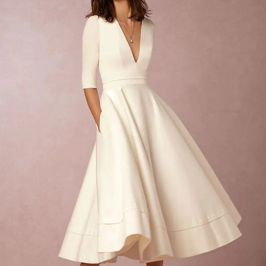 Elegantes cremefarbenes Kleid mit tiefem V-Ausschnitt und halblangen Ärmeln, knielang, ausgestellt, ideal für Hochzeiten oder formelle Anlässe.