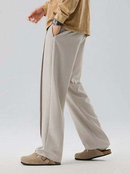 Herren-Stoffhose mit geradem Bein, Bundfalten und elastischem Bund