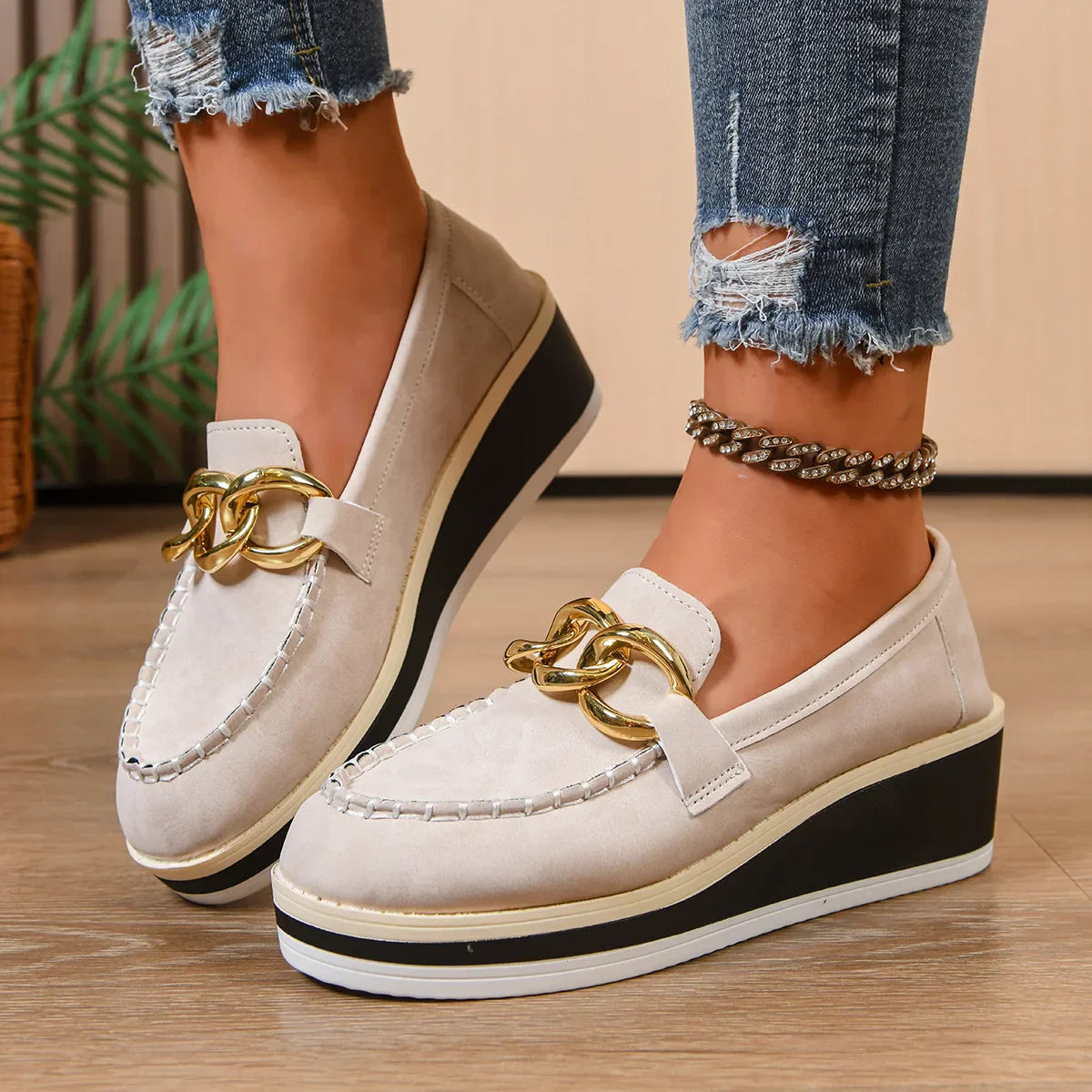 Damen Plateau-Loafer Mit Goldkette Zum Hineinschlüpfen Und Kontrastnähten