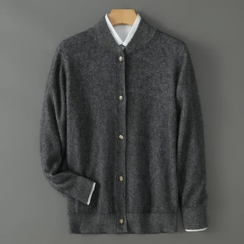 Grauer Herren-Cardigan aus Wolle mit Knopfleiste, hängend auf einem Holzkleiderbügel vor grauem Hintergrund. Elegante Strickmode für Herbst und Winter.