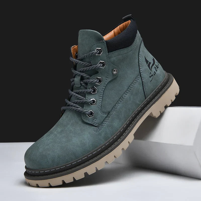 Grauer Herren-Wanderschuh mit robuster Sohle, Schnürsenkeln und seitlichem Logo. Outdoor-Boots für Trekking und Freizeit.