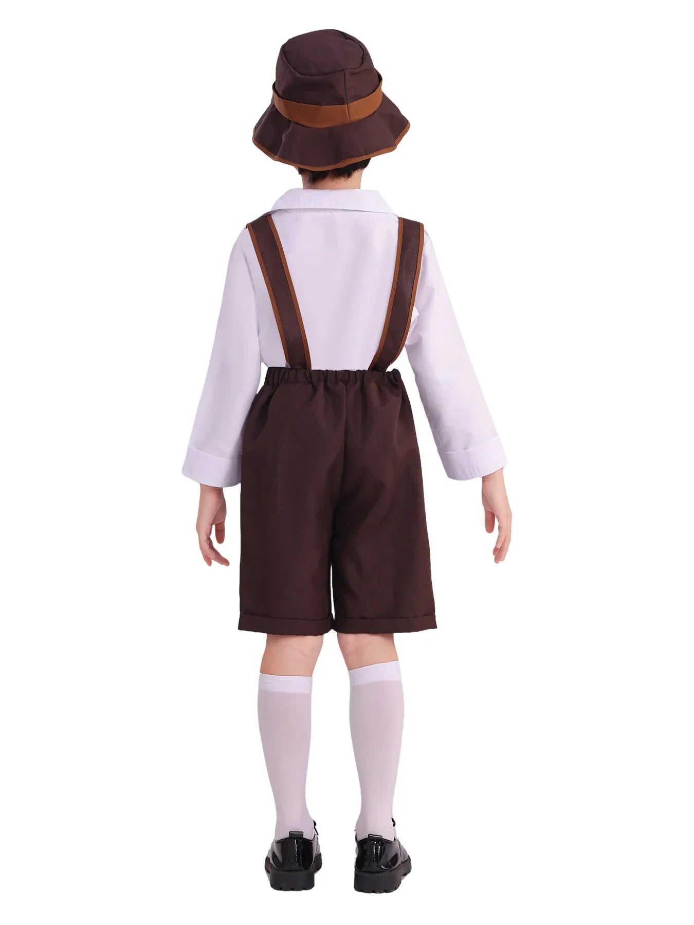 Kind in traditioneller bayerischer Tracht mit brauner Hose, weißem Hemd, Hosenträgern und Hut, von hinten fotografiert. Oktoberfest Kinderkostüm.