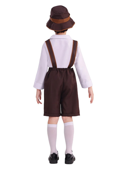 Kind in traditioneller bayerischer Tracht mit brauner Hose, weißem Hemd, Hosenträgern und Hut, von hinten fotografiert. Oktoberfest Kinderkostüm.