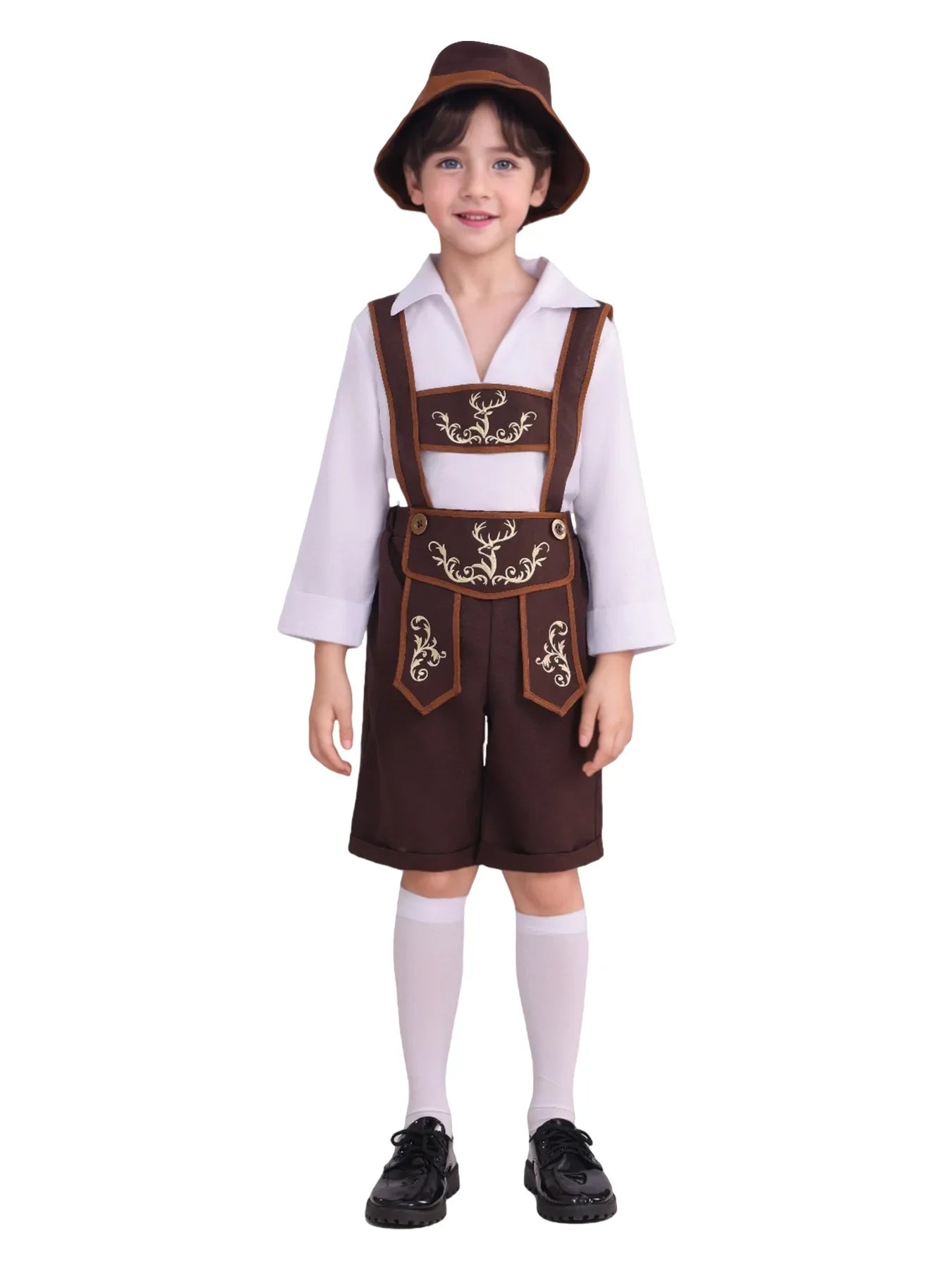 Junge in traditioneller bayerischer Tracht mit brauner Lederhose, weißem Hemd und Hut. Oktoberfest Kinderkostüm, Trachtenmode, Bayern.