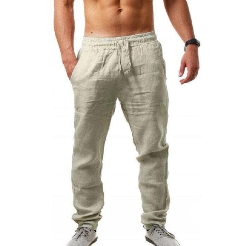 Herren Leinenhose in Beige, lässig und atmungsaktiv, ideal für Sommermode. Elastischer Bund, seitliche Taschen, kombiniert mit Sneakers.