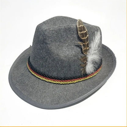 Grauer Filzhut mit Feder, traditioneller Trachtenhut, Oktoberfest-Accessoire, verziert mit geflochtenem Band in Schwarz-Rot-Gold.