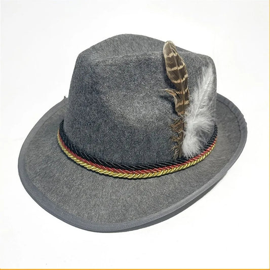 Grauer Filzhut mit Feder, traditioneller Trachtenhut, Oktoberfest-Accessoire, verziert mit geflochtenem Band in Schwarz-Rot-Gold.