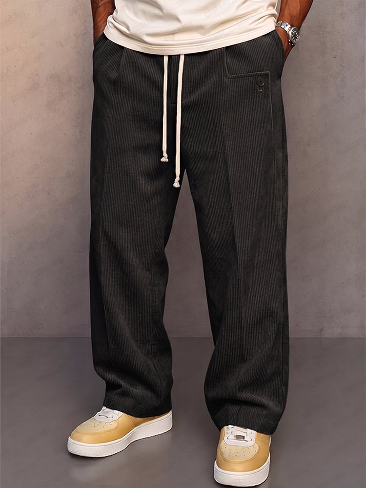 Detailansicht der Cordhose mit geradem Bein und weicher Struktur