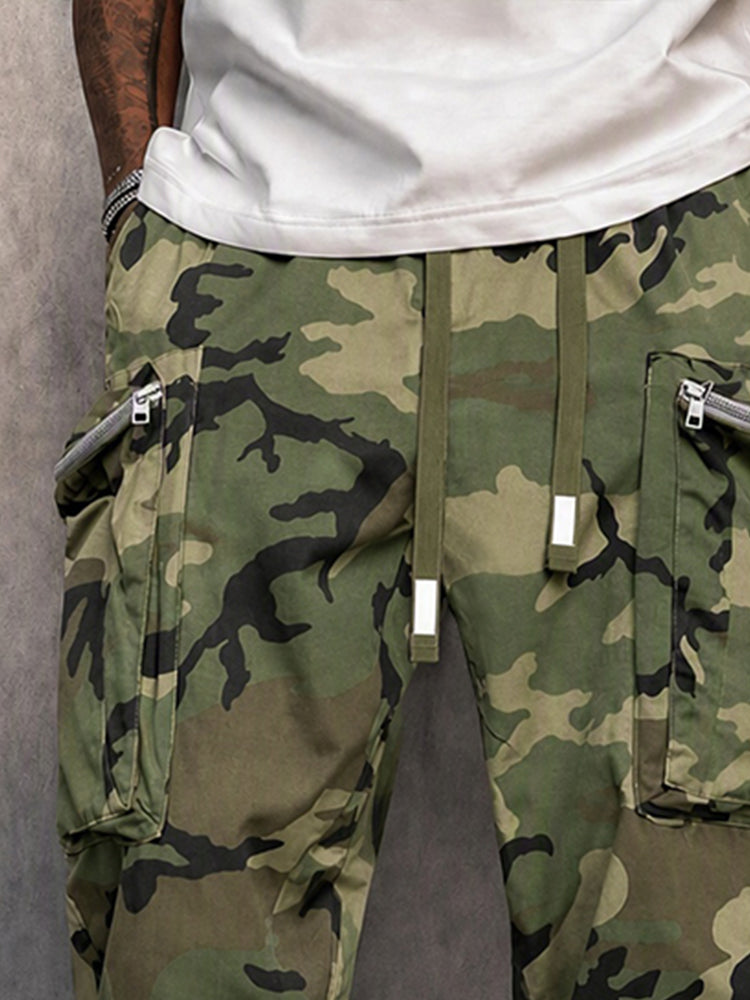 Seitliche Ansicht der Utility-Cargohose mit Tarnmuster