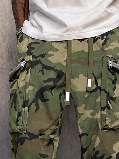 Seitliche Ansicht der Utility-Cargohose mit Tarnmuster