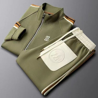 Grüner Trainingsanzug mit Reißverschluss und weißen Streifen, elastischer Bund, Logo auf Brust und Tasche, Sportbekleidung für Herren.