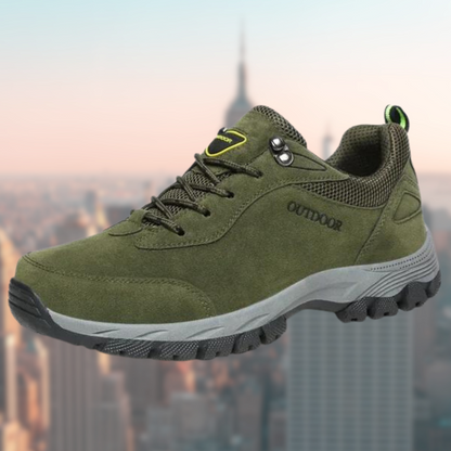 Grüner Outdoor-Wanderschuh mit robustem Profil, ideal für Trekking und Abenteuer. Bequemer, atmungsaktiver Sneaker vor städtischer Skyline.