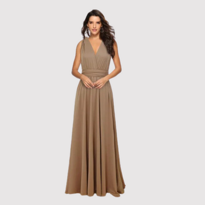 Frau in langem, ärmellosem, braunem Abendkleid mit V-Ausschnitt. Elegantes Design, ideal für formelle Anlässe und Abendveranstaltungen.