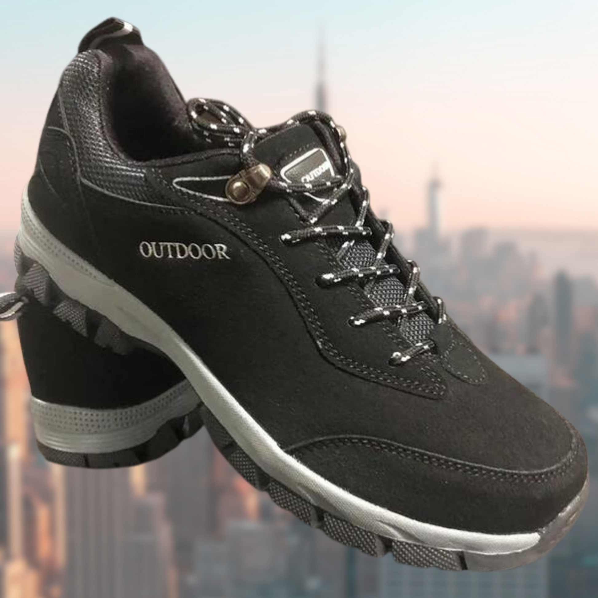 Schwarzer Outdoor-Wanderschuh mit robustem Profil, ideal für Trekking und Wandern. Bequeme Passform, langlebig und wetterfest.