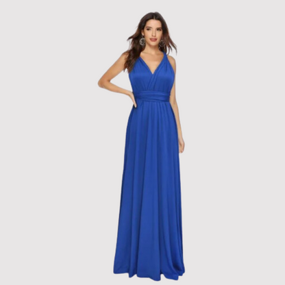 Frau in elegantem, langem, blauem Abendkleid mit V-Ausschnitt und ärmellosem Design. Perfekt für formelle Anlässe und Abendveranstaltungen.